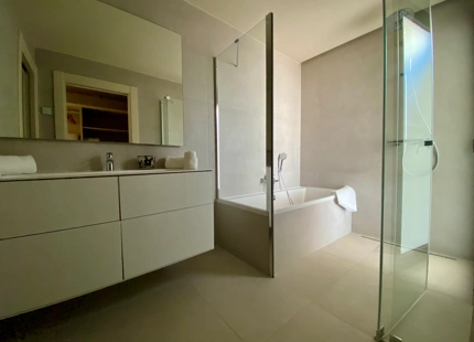 SE VENDE APARTAMENTO EN PRIMERA LÍNEA DE PLAYA CON JARDÍN EN EL NUEVO GOLDEN MILE, ESTEPONA
