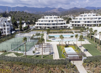 SE VENDE APARTAMENTO EN PRIMERA LÍNEA DE PLAYA CON JARDÍN EN EL NUEVO GOLDEN MILE, ESTEPONA