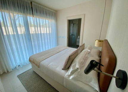 SE VENDE APARTAMENTO EN PRIMERA LÍNEA DE PLAYA CON JARDÍN EN EL NUEVO GOLDEN MILE, ESTEPONA