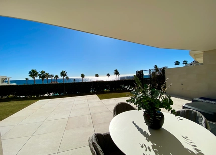 SE VENDE APARTAMENTO EN PRIMERA LÍNEA DE PLAYA CON JARDÍN EN EL NUEVO GOLDEN MILE, ESTEPONA