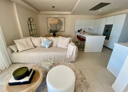 SE VENDE APARTAMENTO EN PRIMERA LÍNEA DE PLAYA CON JARDÍN EN EL NUEVO GOLDEN MILE, ESTEPONA