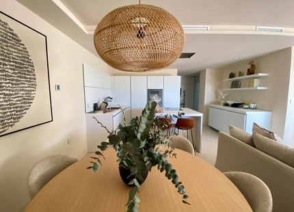 SE VENDE APARTAMENTO EN PRIMERA LÍNEA DE PLAYA CON JARDÍN EN EL NUEVO GOLDEN MILE, ESTEPONA