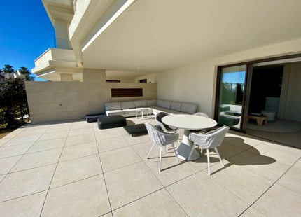 SE VENDE APARTAMENTO EN PRIMERA LÍNEA DE PLAYA CON JARDÍN EN EL NUEVO GOLDEN MILE, ESTEPONA