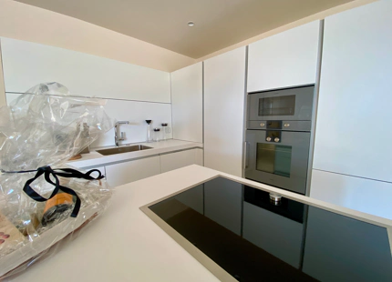 SE VENDE APARTAMENTO EN PRIMERA LÍNEA DE PLAYA CON JARDÍN EN EL NUEVO GOLDEN MILE, ESTEPONA
