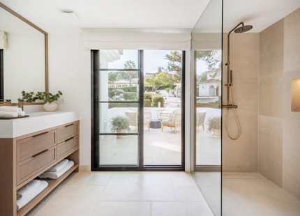 VILLA ANDALUZA REFINADA EN VENTA EN NUEVA ANDALUCÍA, MARBELLA