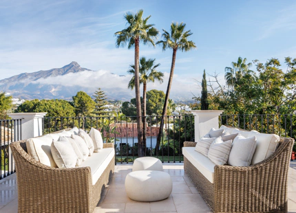 VILLA ANDALUZA REFINADA EN VENTA EN NUEVA ANDALUCÍA, MARBELLA