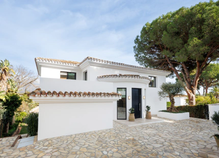 VILLA ANDALUZA REFINADA EN VENTA EN NUEVA ANDALUCÍA, MARBELLA