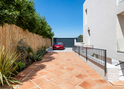 NUEVA VILLA FRENTE A LA PLAYA EN VENTA EN SAN PEDRO DE ALCÁNTARA
