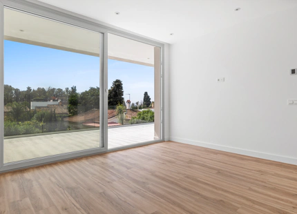 NUEVA VILLA FRENTE A LA PLAYA EN VENTA EN SAN PEDRO DE ALCÁNTARA
