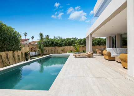 NUEVA VILLA FRENTE A LA PLAYA EN VENTA EN SAN PEDRO DE ALCÁNTARA
