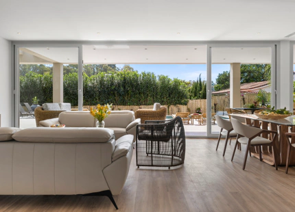 NUEVA VILLA FRENTE A LA PLAYA EN VENTA EN SAN PEDRO DE ALCÁNTARA