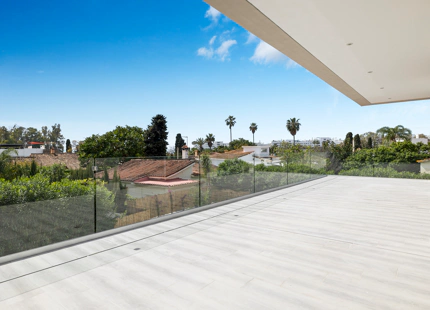 NUEVA VILLA FRENTE A LA PLAYA EN VENTA EN SAN PEDRO DE ALCÁNTARA