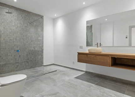 NUEVA VILLA FRENTE A LA PLAYA EN VENTA EN SAN PEDRO DE ALCÁNTARA