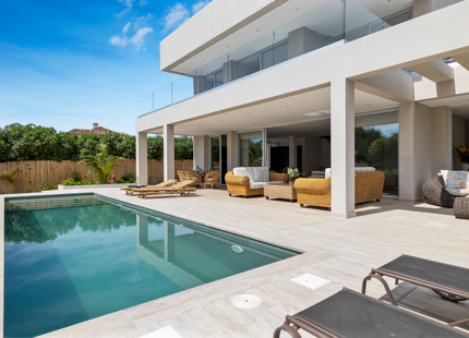NUEVA VILLA FRENTE A LA PLAYA EN VENTA EN SAN PEDRO DE ALCÁNTARA