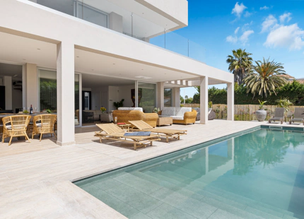 NUEVA VILLA FRENTE A LA PLAYA EN VENTA EN SAN PEDRO DE ALCÁNTARA
