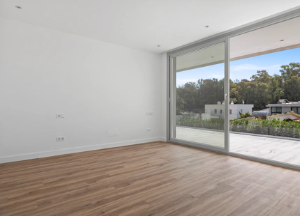 NUEVA VILLA FRENTE A LA PLAYA EN VENTA EN SAN PEDRO DE ALCÁNTARA