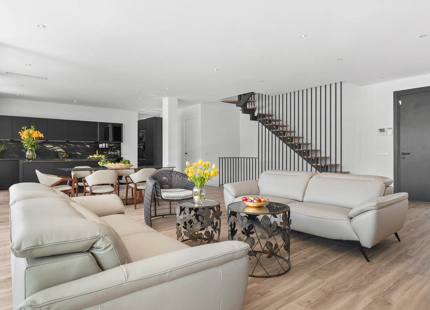 NUEVA VILLA FRENTE A LA PLAYA EN VENTA EN SAN PEDRO DE ALCÁNTARA
