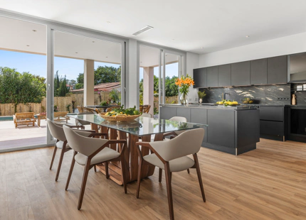 NUEVA VILLA FRENTE A LA PLAYA EN VENTA EN SAN PEDRO DE ALCÁNTARA