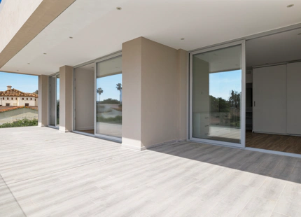 NUEVA VILLA FRENTE A LA PLAYA EN VENTA EN SAN PEDRO DE ALCÁNTARA