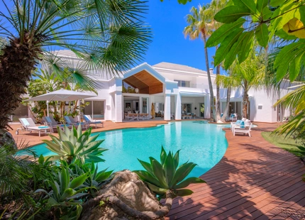 ONE OF A KIND TROPICAL VILLA FOR SALE IN GUADALMINA BAJA