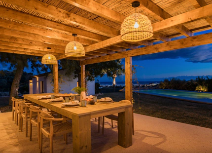 VILLA ESPECTACULAR DE ESTILO PROVENZAL CON VISTAS ÚNICAS EN VENTA EN LAS COLINAS DE ESTEPONA