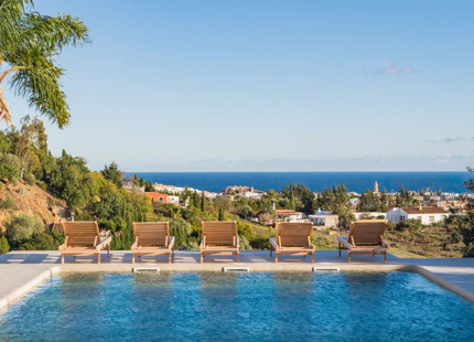 VILLA ESPECTACULAR DE ESTILO PROVENZAL CON VISTAS ÚNICAS EN VENTA EN LAS COLINAS DE ESTEPONA