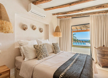 VILLA ESPECTACULAR DE ESTILO PROVENZAL CON VISTAS ÚNICAS EN VENTA EN LAS COLINAS DE ESTEPONA