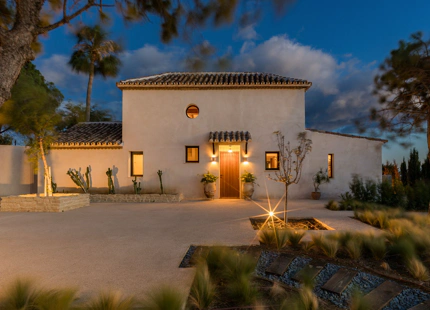 VILLA ESPECTACULAR DE ESTILO PROVENZAL CON VISTAS ÚNICAS EN VENTA EN LAS COLINAS DE ESTEPONA