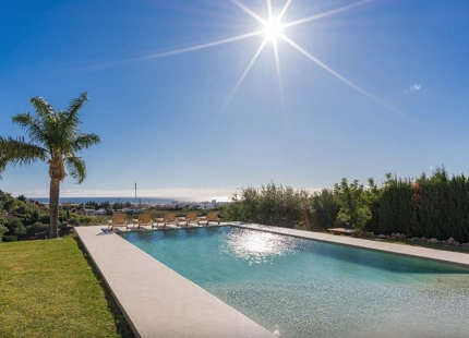 VILLA ESPECTACULAR DE ESTILO PROVENZAL CON VISTAS ÚNICAS EN VENTA EN LAS COLINAS DE ESTEPONA
