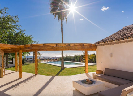 VILLA ESPECTACULAR DE ESTILO PROVENZAL CON VISTAS ÚNICAS EN VENTA EN LAS COLINAS DE ESTEPONA