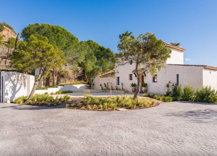 VILLA ESPECTACULAR DE ESTILO PROVENZAL CON VISTAS ÚNICAS EN VENTA EN LAS COLINAS DE ESTEPONA
