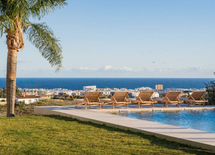 VILLA ESPECTACULAR DE ESTILO PROVENZAL CON VISTAS ÚNICAS EN VENTA EN LAS COLINAS DE ESTEPONA