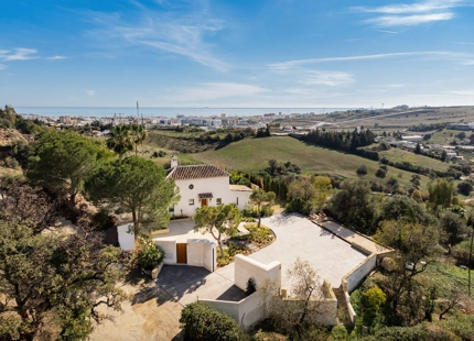 VILLA ESPECTACULAR DE ESTILO PROVENZAL CON VISTAS ÚNICAS EN VENTA EN LAS COLINAS DE ESTEPONA
