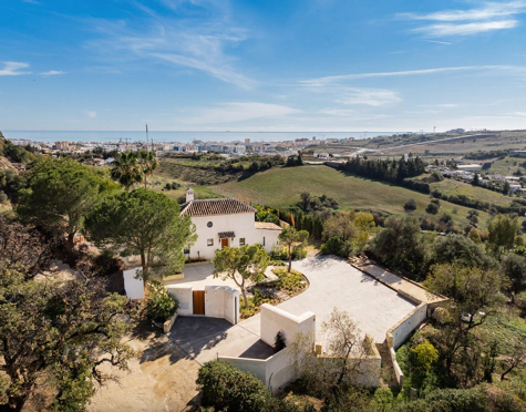 VILLA ESPECTACULAR DE ESTILO PROVENZAL CON VISTAS ÚNICAS EN VENTA EN LAS COLINAS DE ESTEPONA
