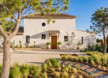 VILLA ESPECTACULAR DE ESTILO PROVENZAL CON VISTAS ÚNICAS EN VENTA EN LAS COLINAS DE ESTEPONA