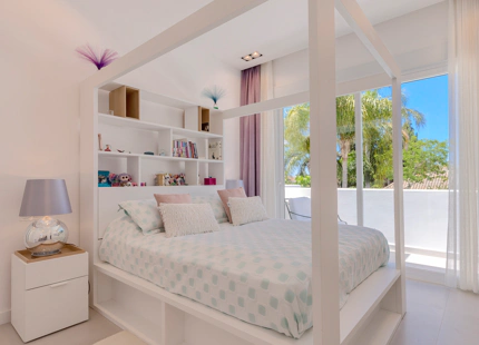 VILLA TROPICAL ÚNICA EN VENTA EN GUADALMINA BAJA