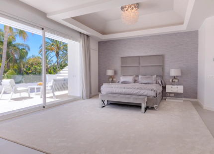 VILLA TROPICAL ÚNICA EN VENTA EN GUADALMINA BAJA