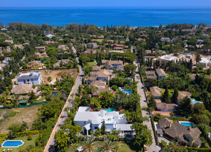 VILLA TROPICAL ÚNICA EN VENTA EN GUADALMINA BAJA