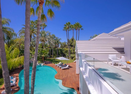 VILLA TROPICAL ÚNICA EN VENTA EN GUADALMINA BAJA