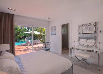 VILLA TROPICAL ÚNICA EN VENTA EN GUADALMINA BAJA