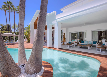 VILLA TROPICAL ÚNICA EN VENTA EN GUADALMINA BAJA