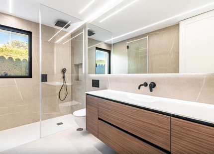 VILLA MINIMALISTA EN PRIMERA LÍNEA DE GOLF EN VENTA EN GUADALMINA ALTA