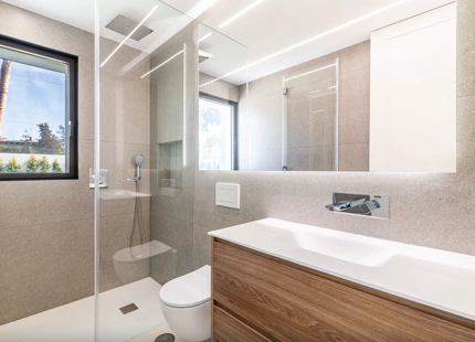 VILLA MINIMALISTA EN PRIMERA LÍNEA DE GOLF EN VENTA EN GUADALMINA ALTA