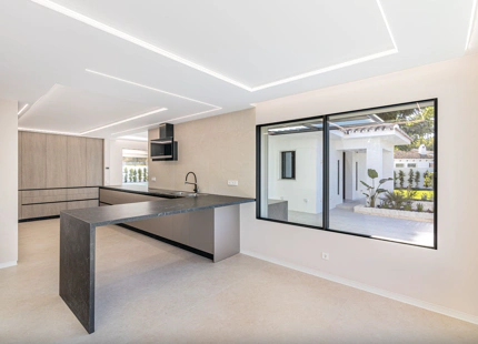 VILLA MINIMALISTA EN PRIMERA LÍNEA DE GOLF EN VENTA EN GUADALMINA ALTA