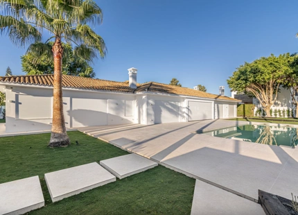 VILLA MINIMALISTA EN PRIMERA LÍNEA DE GOLF EN VENTA EN GUADALMINA ALTA