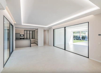 VILLA MINIMALISTA EN PRIMERA LÍNEA DE GOLF EN VENTA EN GUADALMINA ALTA