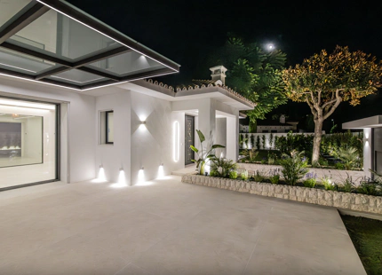 VILLA MINIMALISTA EN PRIMERA LÍNEA DE GOLF EN VENTA EN GUADALMINA ALTA