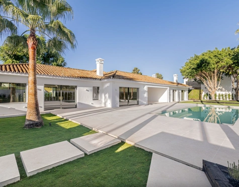 MINIMALIST FRONTLINE GOLF VILLA FOR SALE IN GUADALMINA ALTA