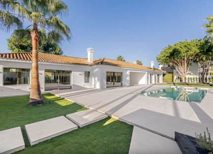 VILLA MINIMALISTA EN PRIMERA LÍNEA DE GOLF EN VENTA EN GUADALMINA ALTA