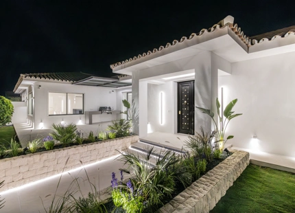 VILLA MINIMALISTA EN PRIMERA LÍNEA DE GOLF EN VENTA EN GUADALMINA ALTA